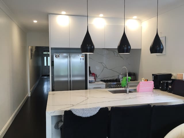 Prime Location 4 min walk from Bondi Jct station!