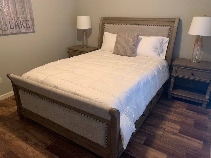 Სტუმრების საძინებელში არის ორადგილიანი საწოლი