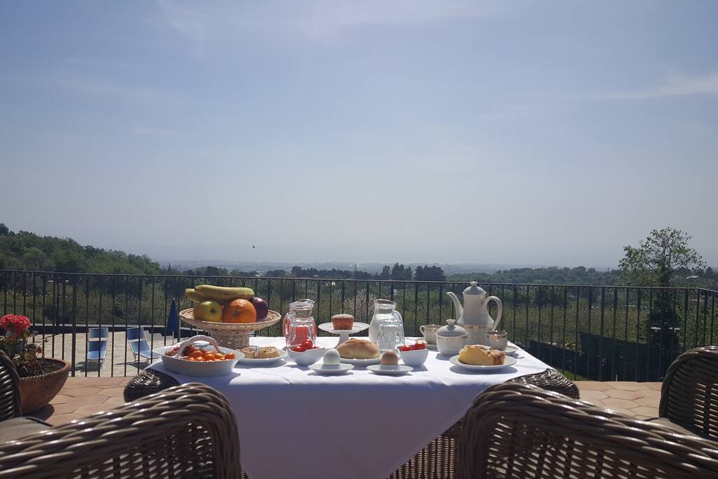 COLAZIONE IN TERRAZZA
VISTA MARE