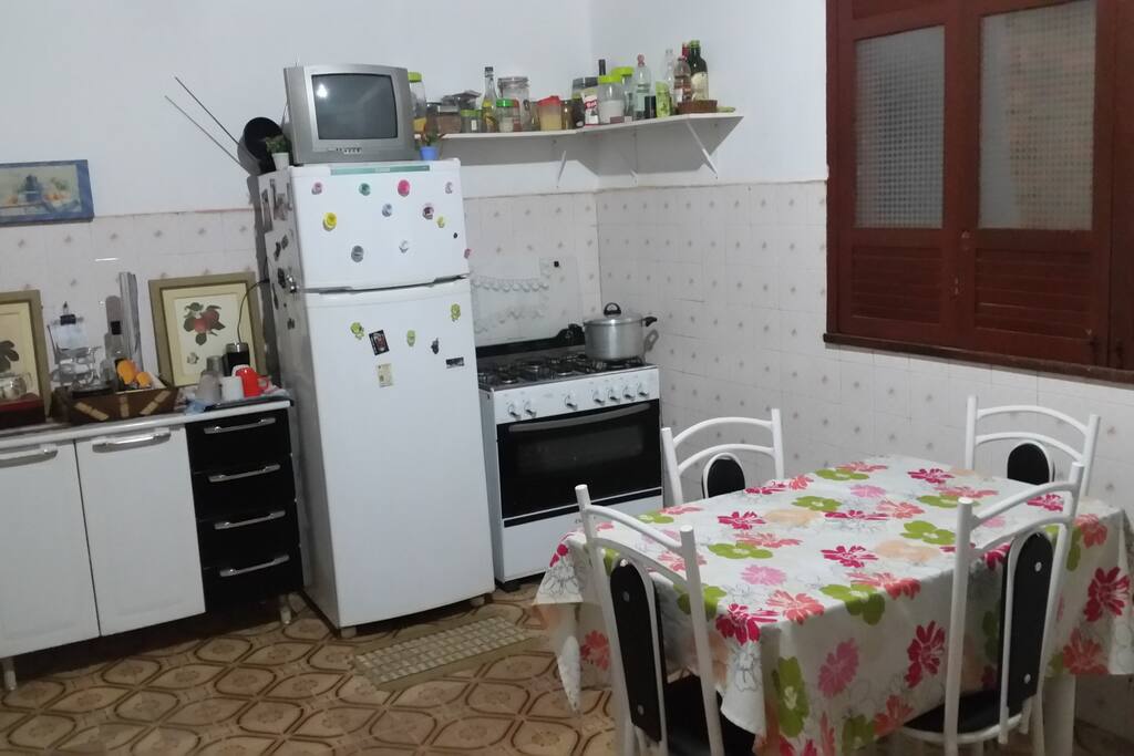 Cozinha (geladeira, armários, fogão)