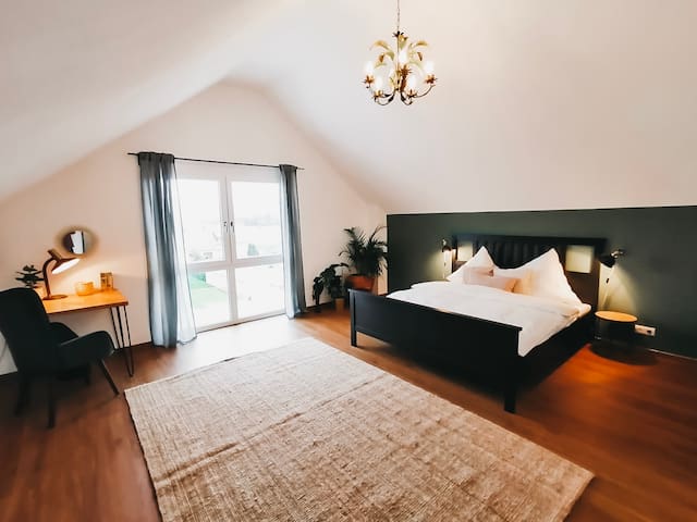 Stilvolles Privatzimmer mit Schwarzwaldblick + Bad