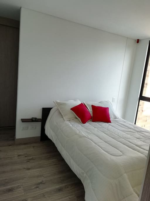 Habitación con cama doble y televisor.