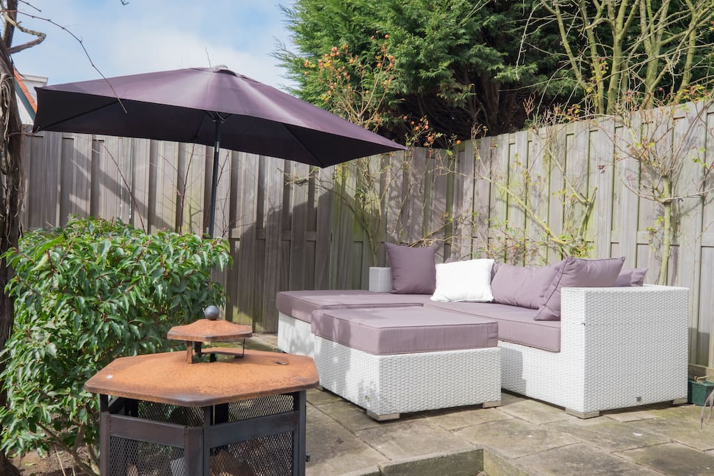Loungeset in de hoek van de tuin.