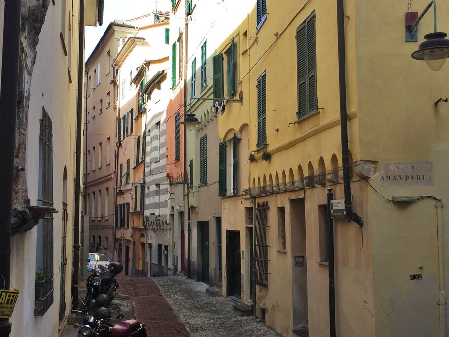 La via con la "creuza" e la casa