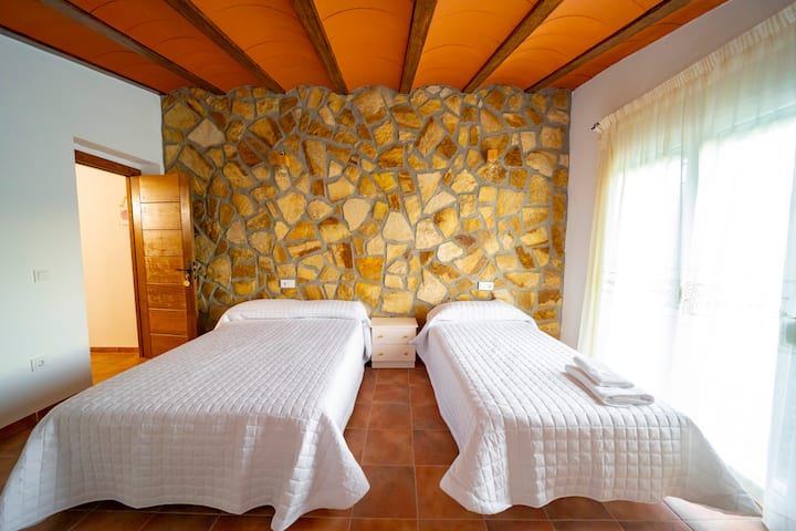 המוטו של החדר הזה "איפה שהפרחים פורחים כך" הוא תואם לסמל שמסמל את הפרחים. פשוט מאמינים שמרגישים חיוביים וטוהר יכולים למשוך אושר, אהבה, חיבה, אהבה. אז כל מה שצריך לעשות הוא לסמוך על האפשרות לפרוח ואפילו יותר אחרי סערה. בחדר השינה יש מיטה זוגית ומיטת יחיד, ארון קטן, מרפסת קטנה ומפתח אישי