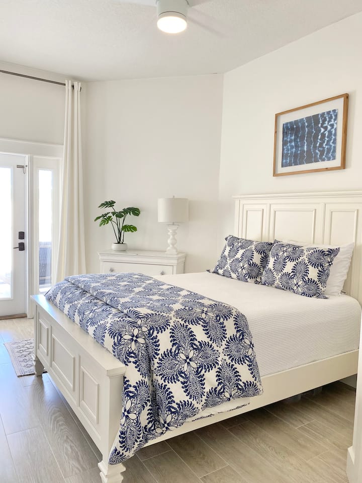 ห้องส่วนตัวสำหรับผู้เข้าพักที่มีระเบียงแยกต่างหาก  เตียงควีนไซส์ตู้เสื้อผ้าตู้เสื้อผ้าและห้องน้ำในตัวเต็มรูปแบบ  