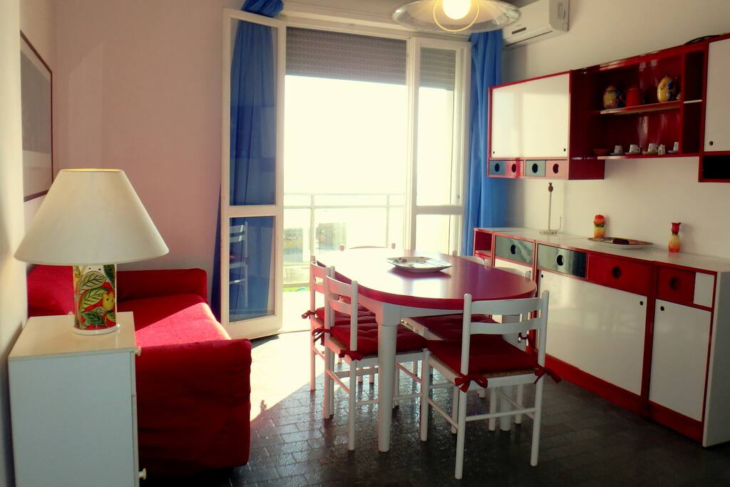 Il soggiorno ha accesso al balcone vista mare.