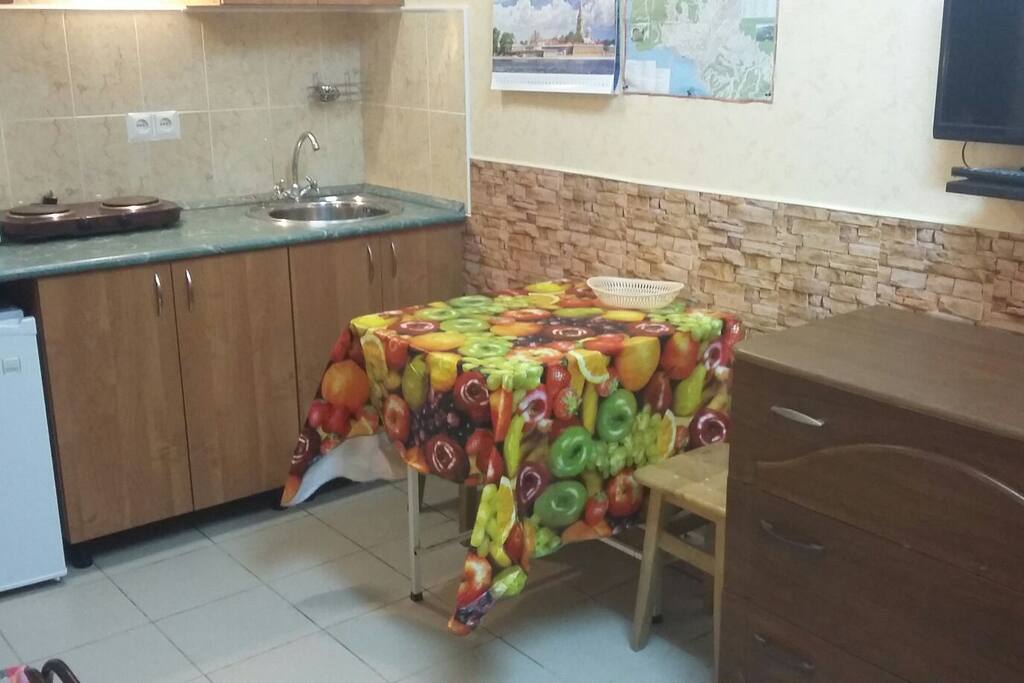 Мини кухня с обеденным столиком