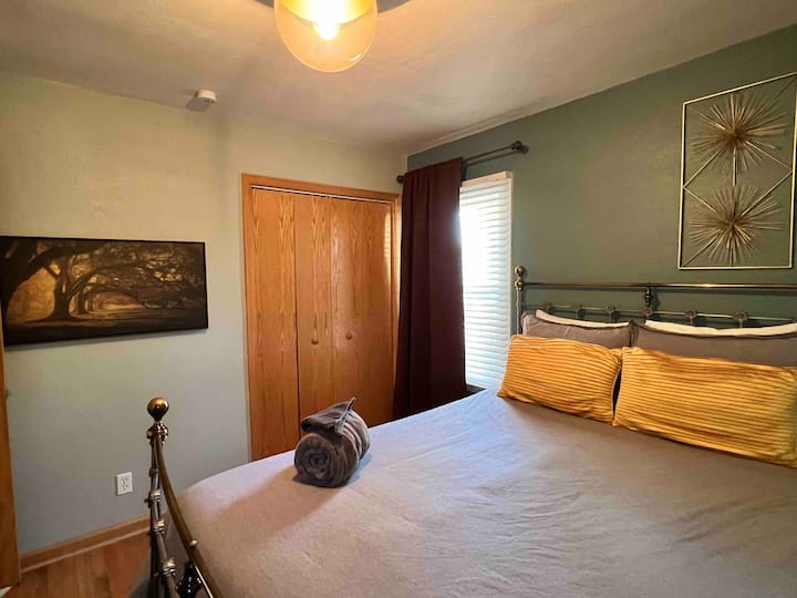 Северна спална соба. Еден брачен кревет (широк 150-179 см), гардеробер, плакар со закачалки. 