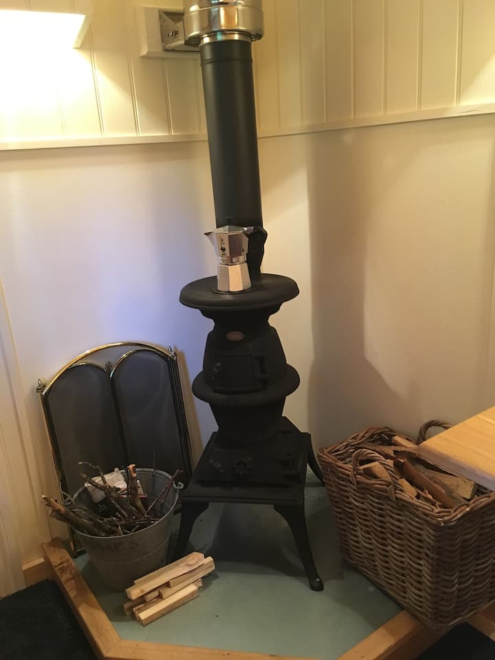 Wood burning stove sa Shepherd &#x27;s hut.
