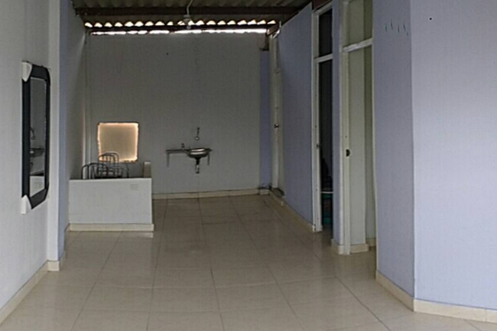 Sala, comedor y espacio para cocina.