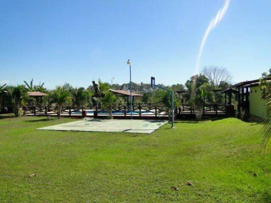Extensos jardines y cancha de básquetbol