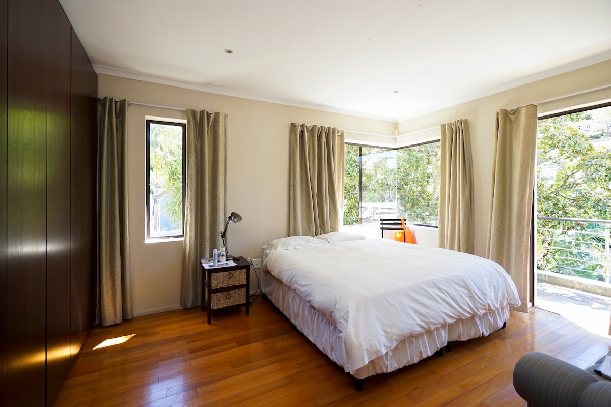 חדר אורחים - חדר שינה זוגי עם מרפסת.