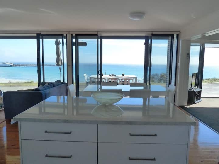 Fantastic location over the bay, free wifi Bungalows for Rent in