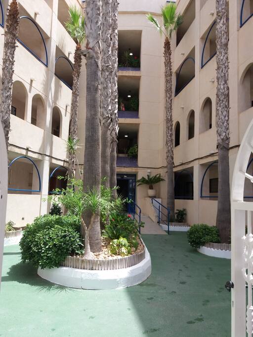 es la entrada al edificio vistamar 11