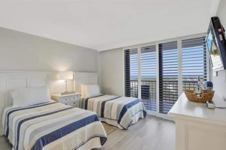 Chumba cha kulala cha wageni kilicho na vitanda viwili viwili