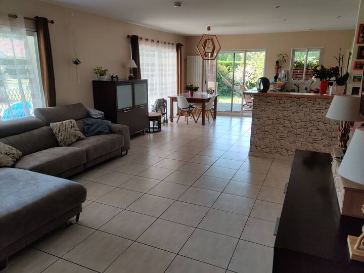 Villa Avec Piscine Chauffée Et Sécurisée Comprenant 3 Chambres Dont 1 Suite Parentale, 1 Chambre Enfant Et 1 Chambre Bébé. 
Idéale Pour Couple Avec Enfants. 
À 5 Min Du Lac De Biscarrosse Et 10 Min De  Biscarrosse Plage Dans Un Cadre Boisé Au Calme. - Biscarrosse