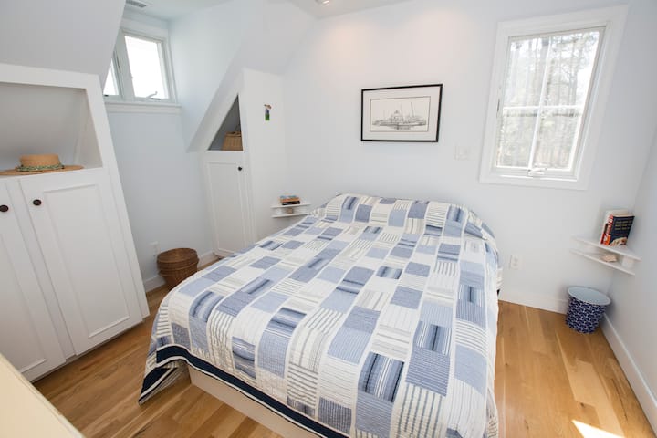 Cómoda cama tamaño queen y un montón de espacio en el armario para colgar o guardar tus pertenencias.