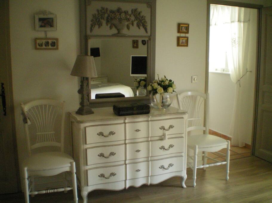 Grande chambre principale avec commode, placard et SDB privative