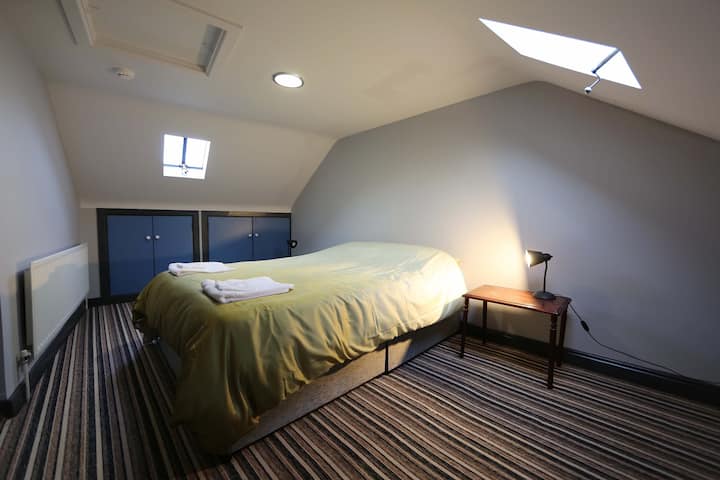 Spacious bedroom No. 3 with adjoining shower room.


Image courtesy of Lorcan Doherty Photography
www.lorcan.ie