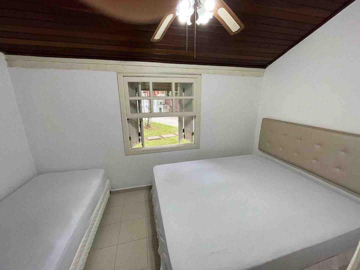 Საძინებელი 2
1 საწოლი 152 × 203 სმ 
1 ერთადგილიანი საწოლი 
Კონდიციონერი 