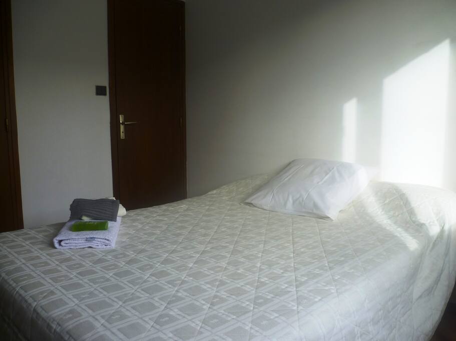 Chambre lumineuse avec placard de rangement