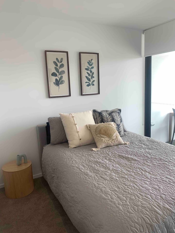 Dhomë gjumi kryesore me krevat dopio "Queen", e madhe e ndërtuar në gardërobë, suitë dhe ballkon 