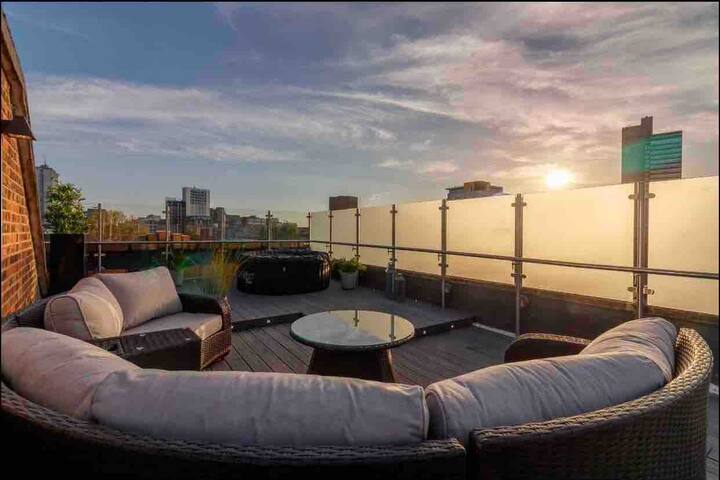 Swan Street Townhouse(Slps23) Roof Terrace hot tub gallery image 2