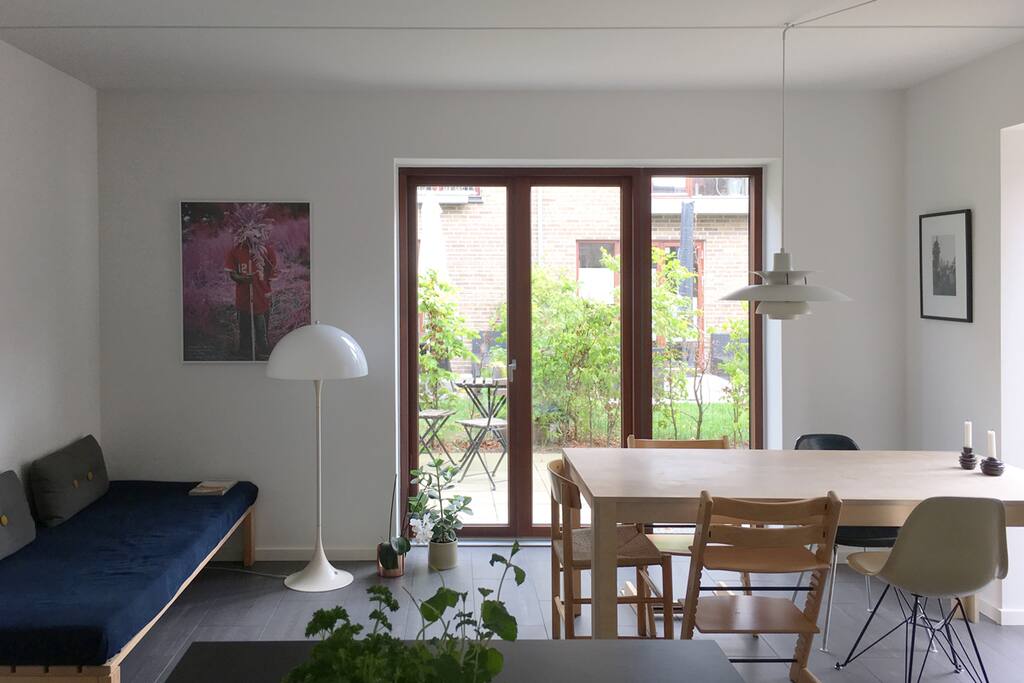Dining area with daybed