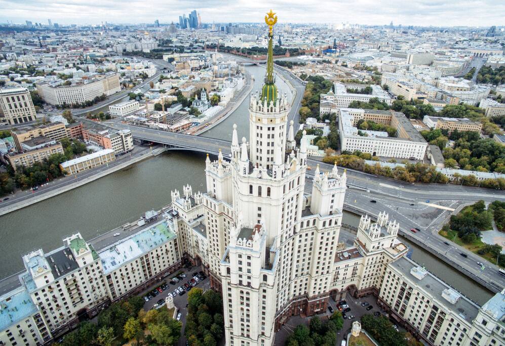 Апартаменты находятся в этой высотке на 17 этаже. The apartment is located in this high-rise on the 17th floor.