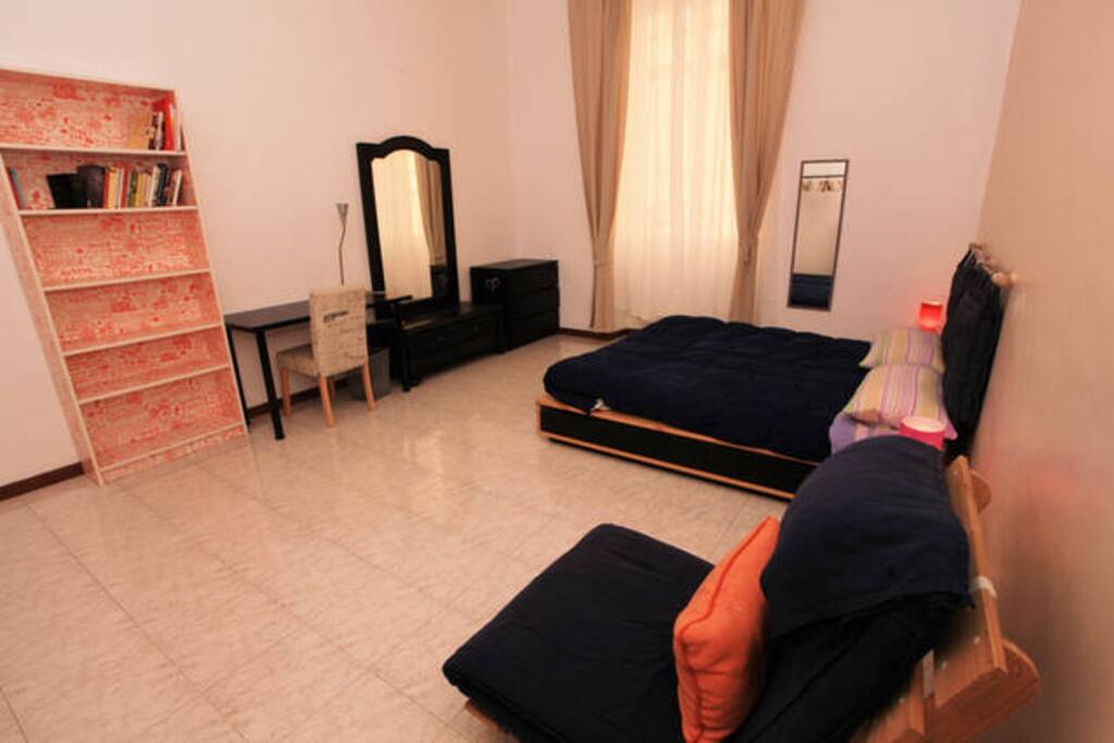Grande camera da letto matrimoniale - Large master bedroom