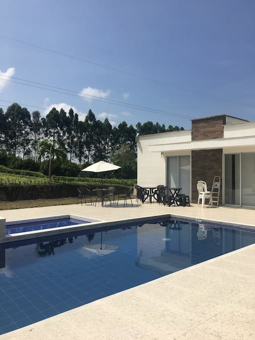 casa principal y piscina