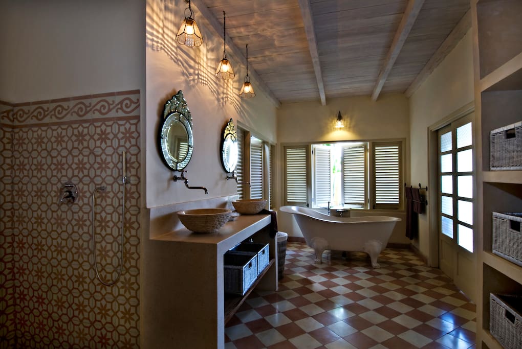 Spacious bathing/shower area