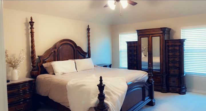 ห้องนอนใหญ่เตียงคิงไซส์