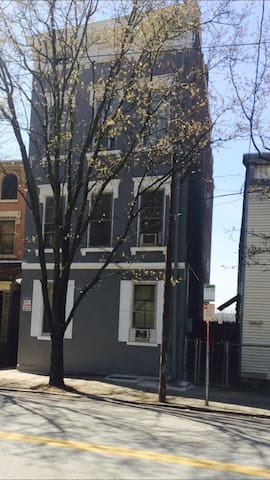 Clean and Historical one bedroom apt in OTR/UC