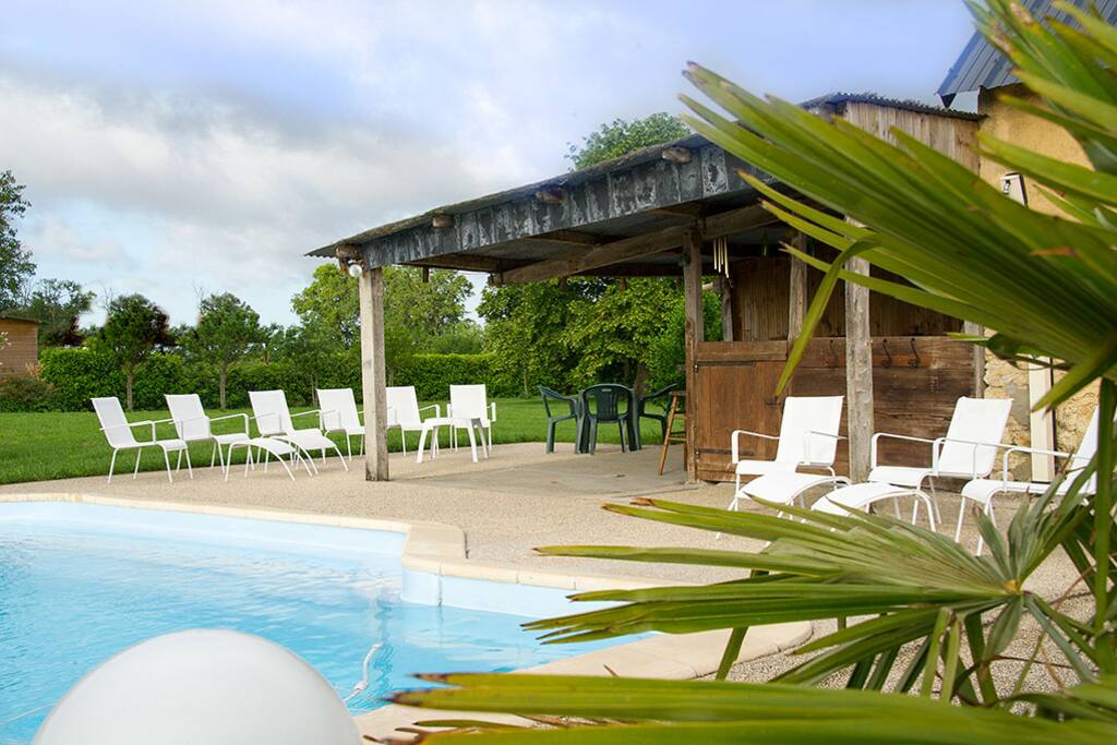 Gîte la Poire à Loup 12 à 15 pers - Meublé 3*** - Piscine extérieure chauffée en saison 4m x 8m, avec Paillotte équipée bar, frigo, évier, paillasse.