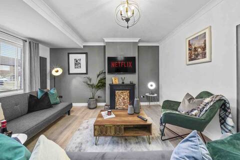Stunning 2 bedroom house with parking & Wi-Fi