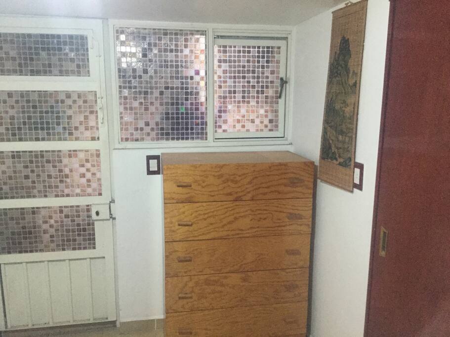 La puerta y ventana de la habitación que permiten el paso de la luz pero sin vista al exterior , ni hacia la habitación, ambas pueden permanecer abiertas ya que dan a un pequeño patio de la casa.