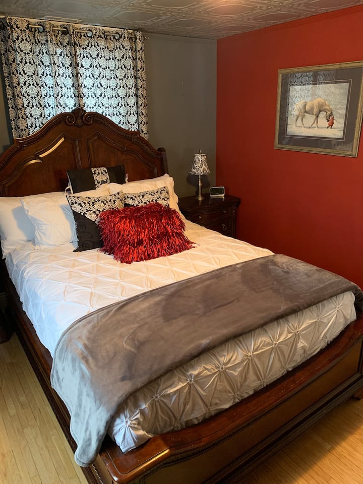 
This luxury room is perfectly formed, rich in color, and comfortably stylish with a Queen bed. All rooms have pillow-top mattresses, deluxe pillows, and linens. 32-inch flat-screen T.V