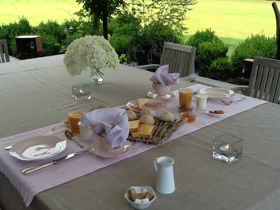 Petit déjeuner gourmand en terrasse