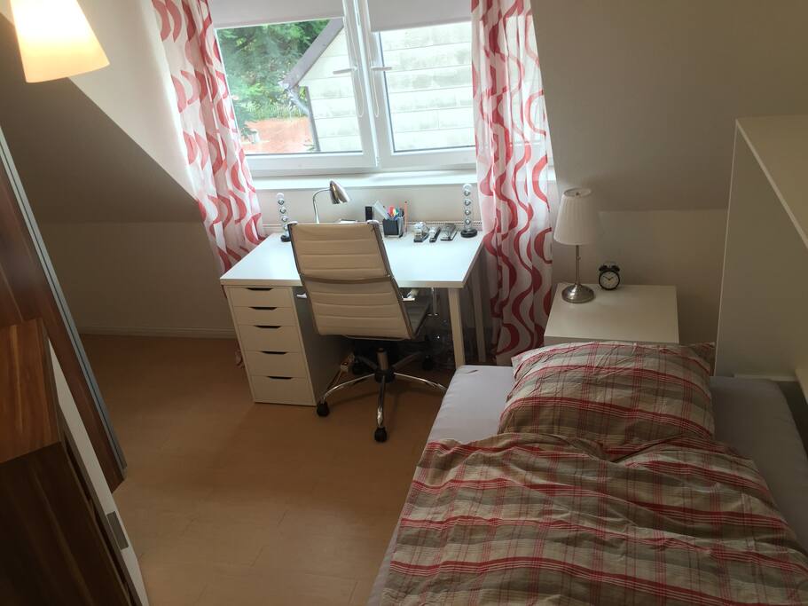 Zimmer mit offenem Bett