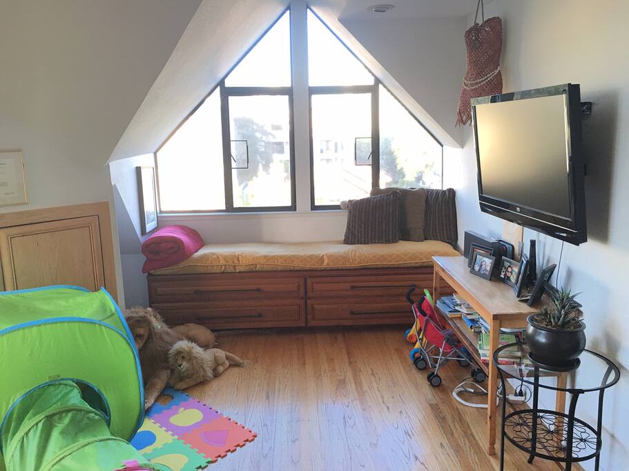Living room (toys can be removed)