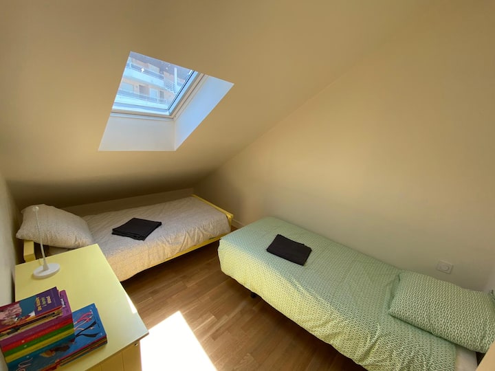 ზემოთ, ბავშვის საძინებელში