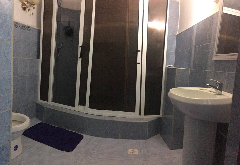 Baño amplio con agua fría y caliente
