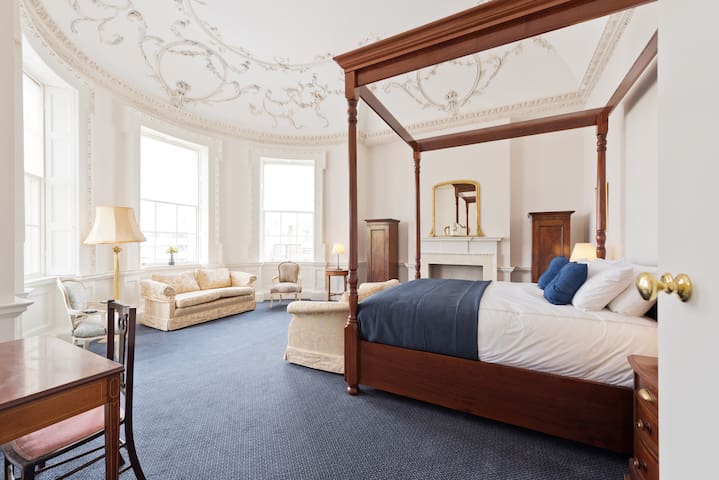 The King Suite-Historic City Centre Apartment