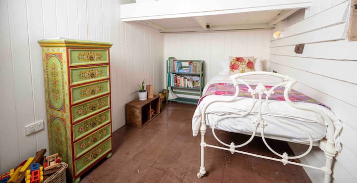 Jednoposteľová zátoka. Klasické detské knihy plus moja zbierka zlatých kníh z detstva, bloky a roztomilá malá farma. 