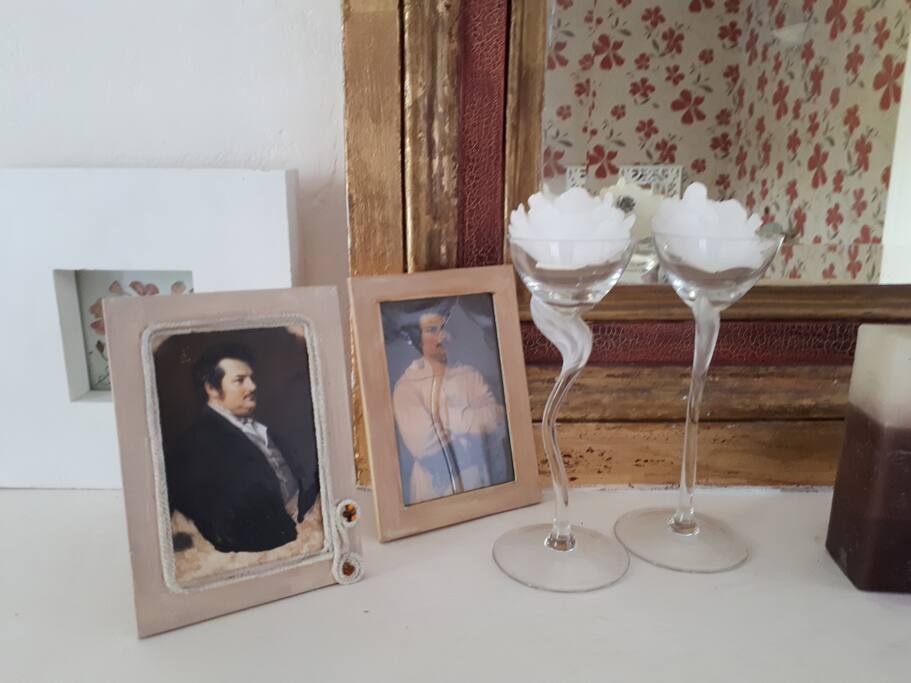 Balzac and his books decorate this room