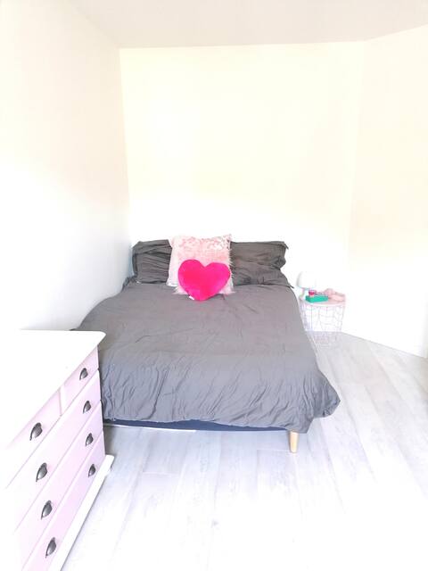 Quiet house rooms near circuit and train station