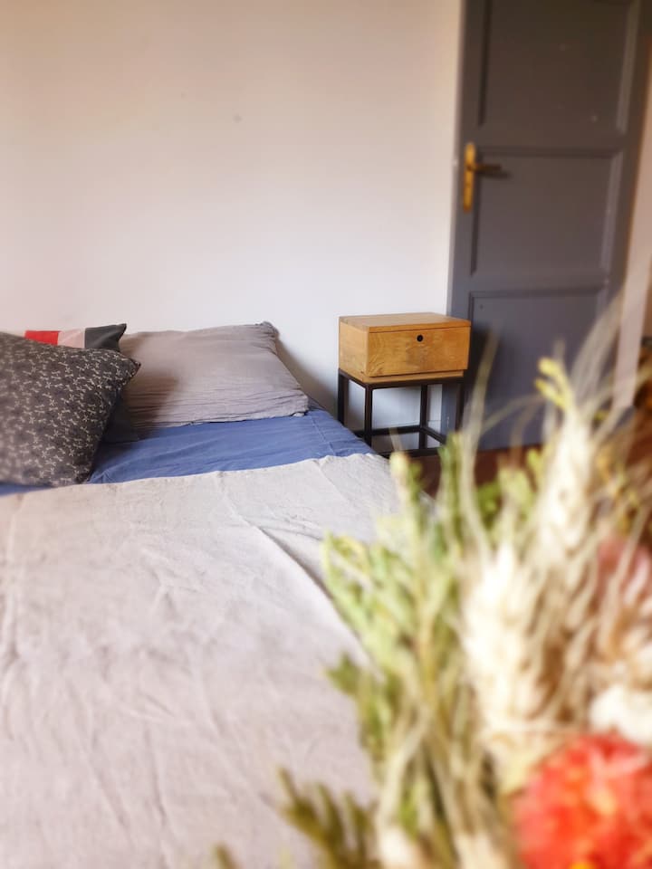 第二间带书桌区域的成人卧室 