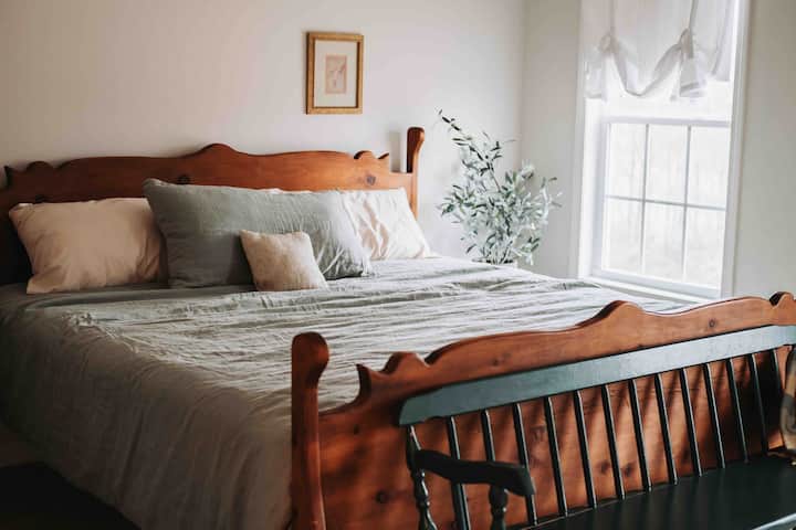 Hoofdslaapkamer, kingsize bed en complete badkamer. 